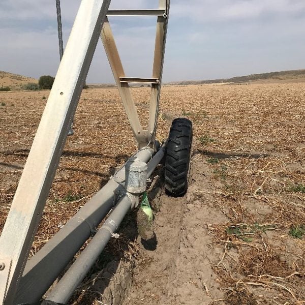 Tracklog placed between pivot tire